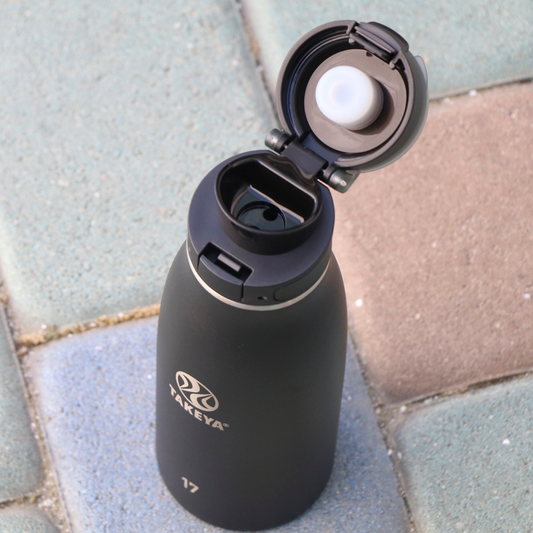 traveler-fliplocktm-lid-u1 96076-R-TravelerLid-Lifestyle-Onyx.png